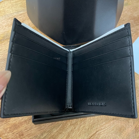 Michael Kors Jet Set Men’s Bifold Black Monogram Wallet - Picture 2 of 5